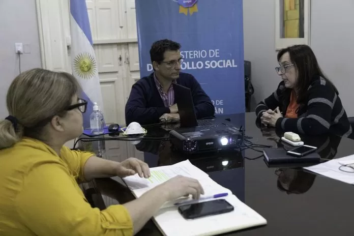 EN CAPACITACIÓN VIRTUAL. El ministro Yedlin, junto a la funcionaria Carrillo y miembros de su equipo.