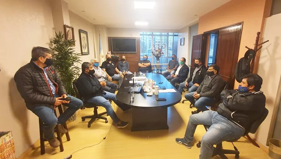 ATENTOS. Los dirigentes de la seccional local de la UTA siguen la videoconferencia en la sede del gremio.