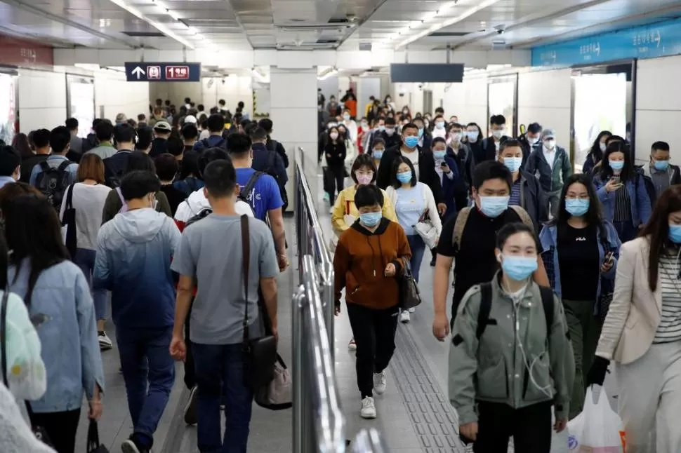 EN BEIJING, CHINA. En una estación del Metro, todos usan barbijos. Reuters