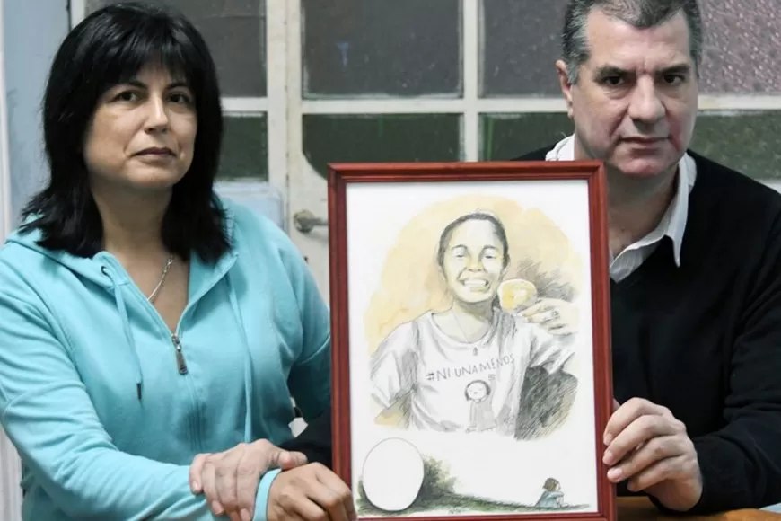 JUNTOS. García y Lescano, padres de Micaela, con una imagen de la joven.