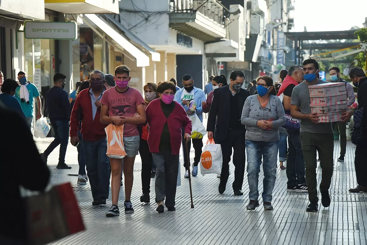 LA PEATONAL, REPLETA. Pese al paro de colectivos, el centro está lleno de gente.