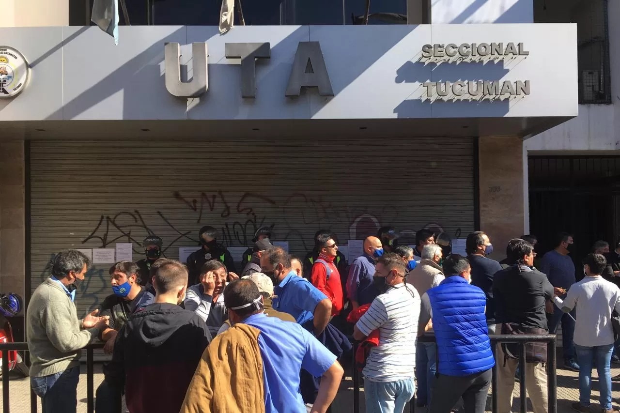 LAPRIDA AL 300. Los trabajadores de UTA, tras la marcha, se concentraron frente al gremio. LA GACETA / FOTO DE INÉS QUINTEROS ORIO