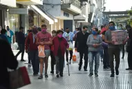 Pese al paro de colectivos, el centro está lleno y las autoridades piden conciencia social