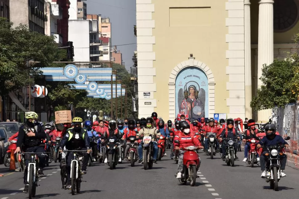 EN LA PLAZA. Hace unas semanas los cadetes de una empresa decidieron manifestarse debido a la inseguridad.