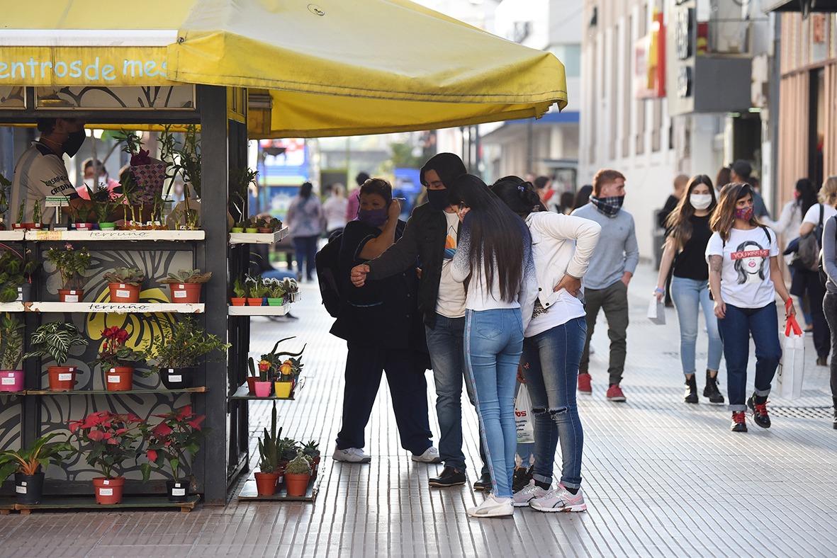 Pese al paro de colectivos, el centro está lleno y las autoridades piden conciencia social