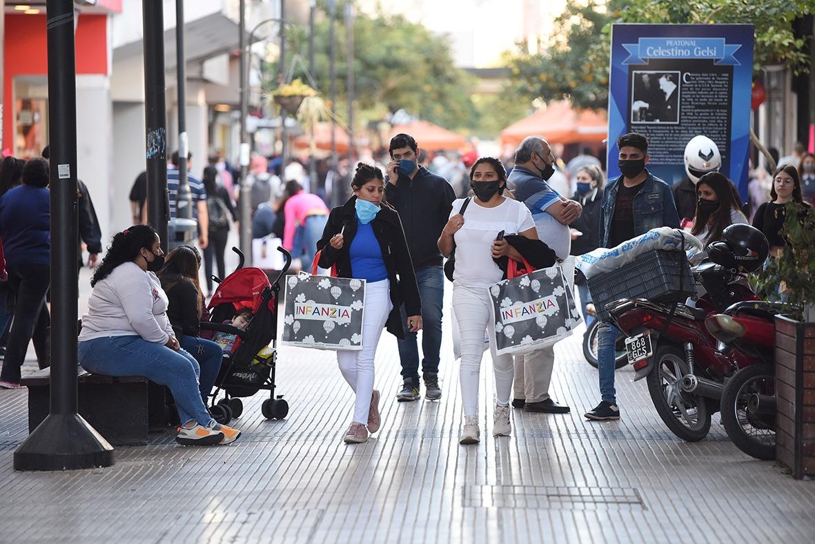 Pese al paro de colectivos, el centro está lleno y las autoridades piden conciencia social