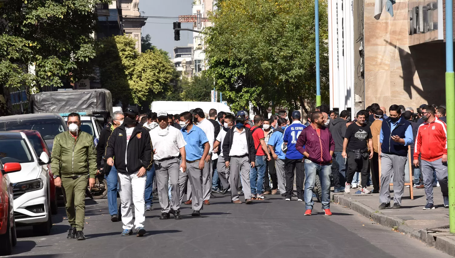 ============ ASAMBLEA EN PLENA CALLE. Luego de discutir con delegados y autoridades del gremio, los trabajadores del transporte que se convocaron en el centro se dispersaron para no romper con el aislamiento social por la pandemia.