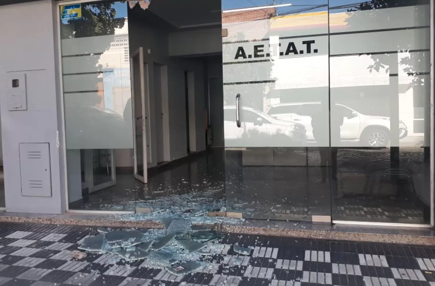 DESTROZOS. Así encontraron esta mañana el ingreso a las oficinas de Aetat.