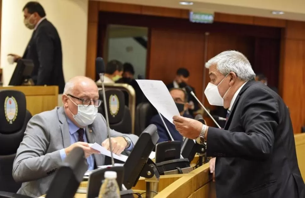 ASCÁRATE. El radical, sentado en su banca, dialoga con un legislador peronista. Foto: Archivo Prensa HLT