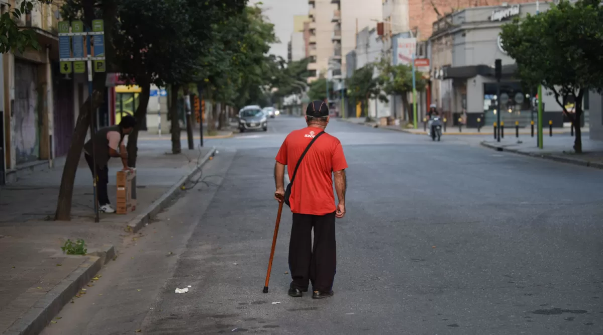 A LA ESPERA. Los usuarios se quedaron sin el medio de transporte más importante de la provincia. 