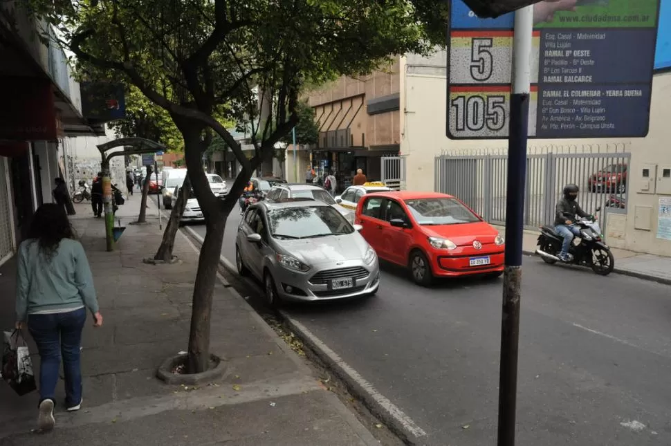 PARADAS VACíAS. El paro del transporte alcanza hoy el décimo día. la gaceta / fotos de antonio ferroni