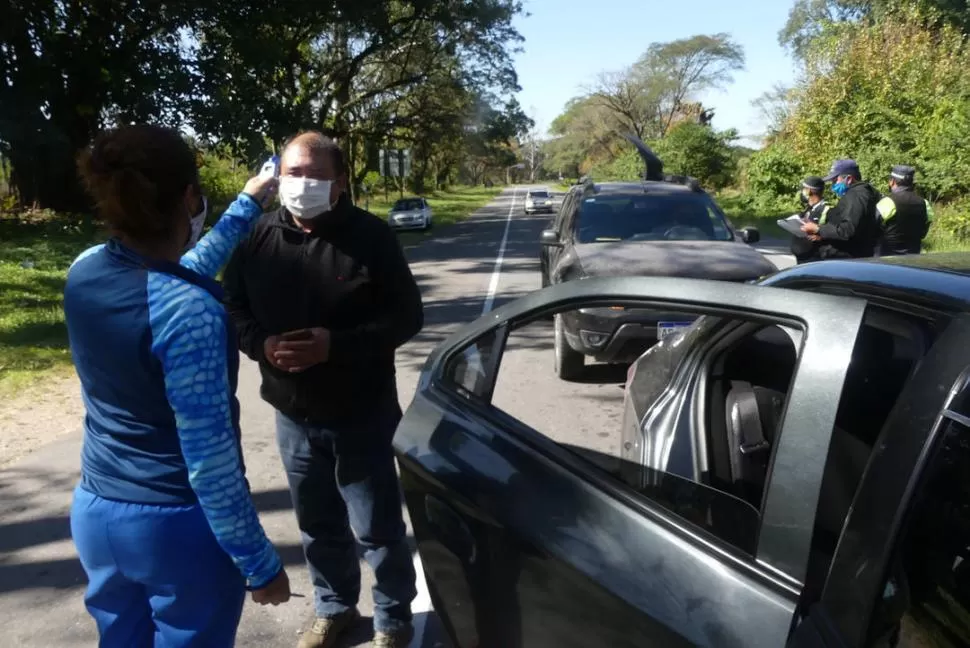 LA FISCALIZACIÓN EN “LAS MESADAS”. Un pasajero se somete al control de la temperatura ayer, en la 307. la gaceta / foto de Osvaldo Ripoll