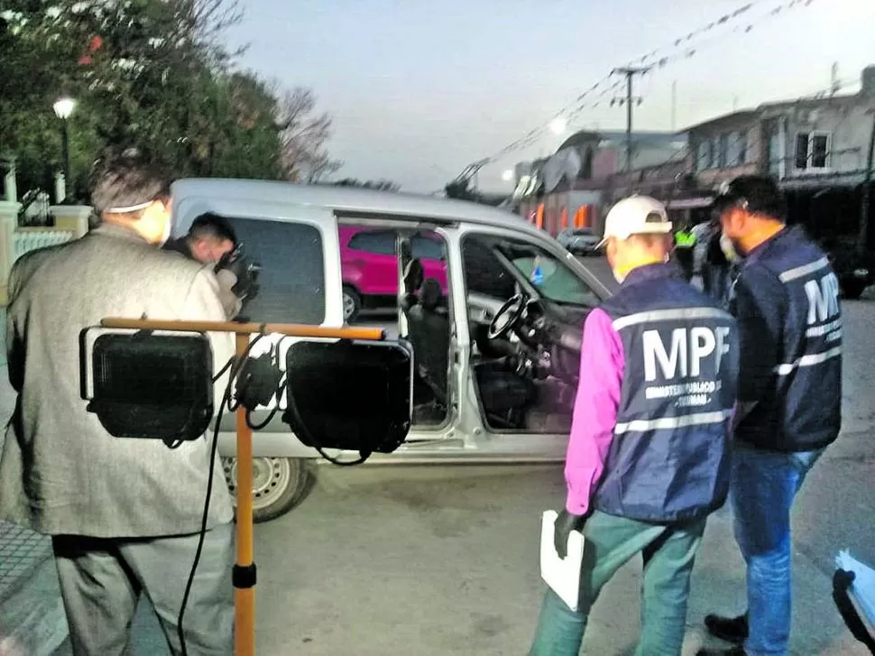 PROCEDIMIENTO. Los peritos analizan la camioneta que utilizaron los efectivos en plena calle.  