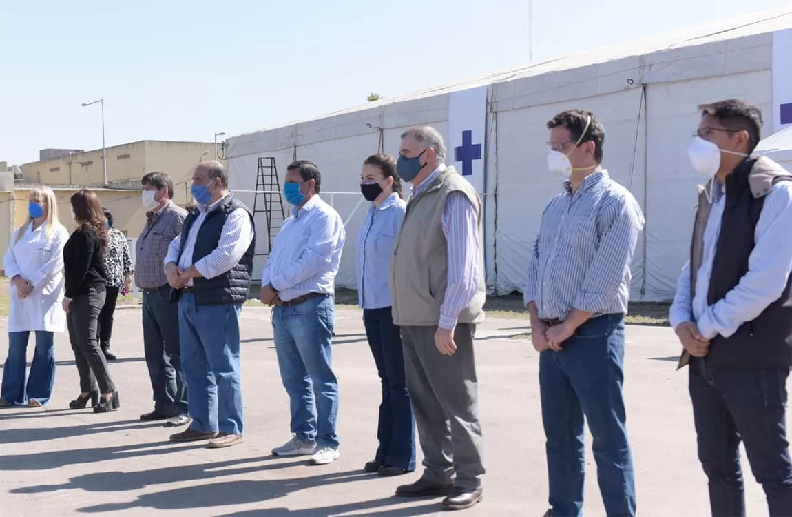 EL DÍA DEL ASADO. Las autoridades provinciales recorren el hospital modular que se levanta en Banda del Río Salí.