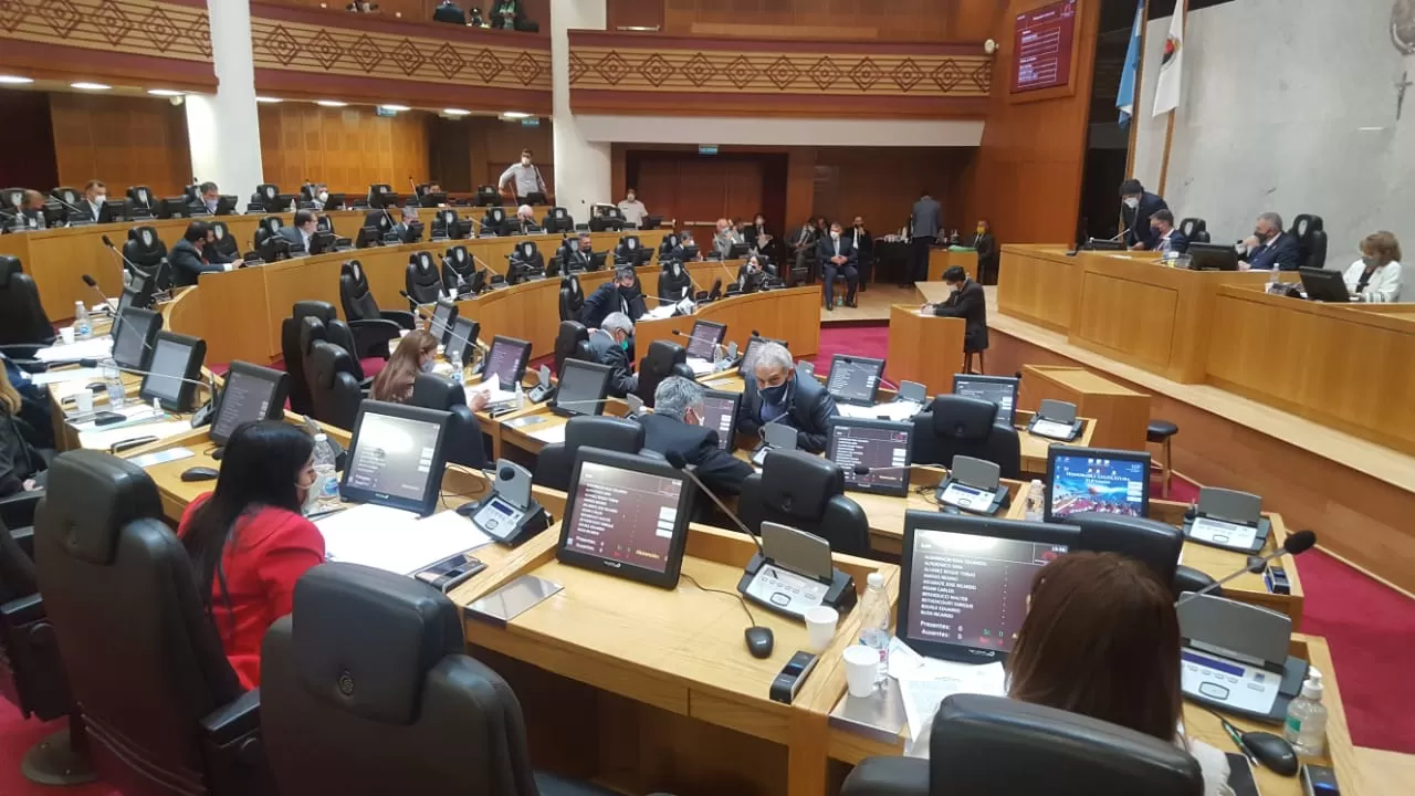 EN DEBATE. Los legisladores comenzaron la sesión a las 9.