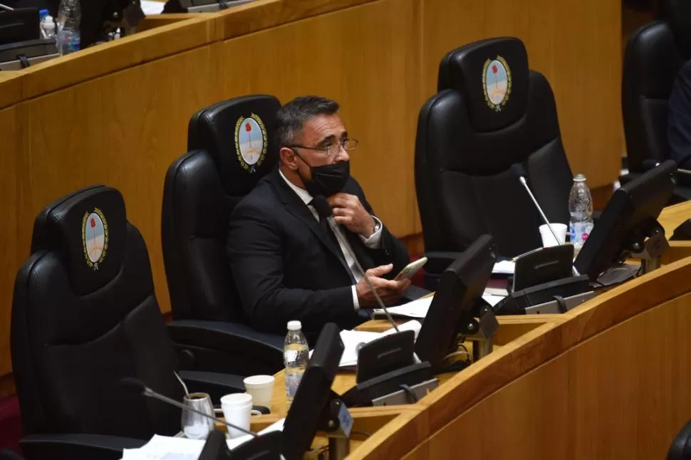 PREOCUPACIÓN. Vermal estuvo muy atento al celular durante el debate. LA GACETA / FOTO DE Ines Quinteros Orio