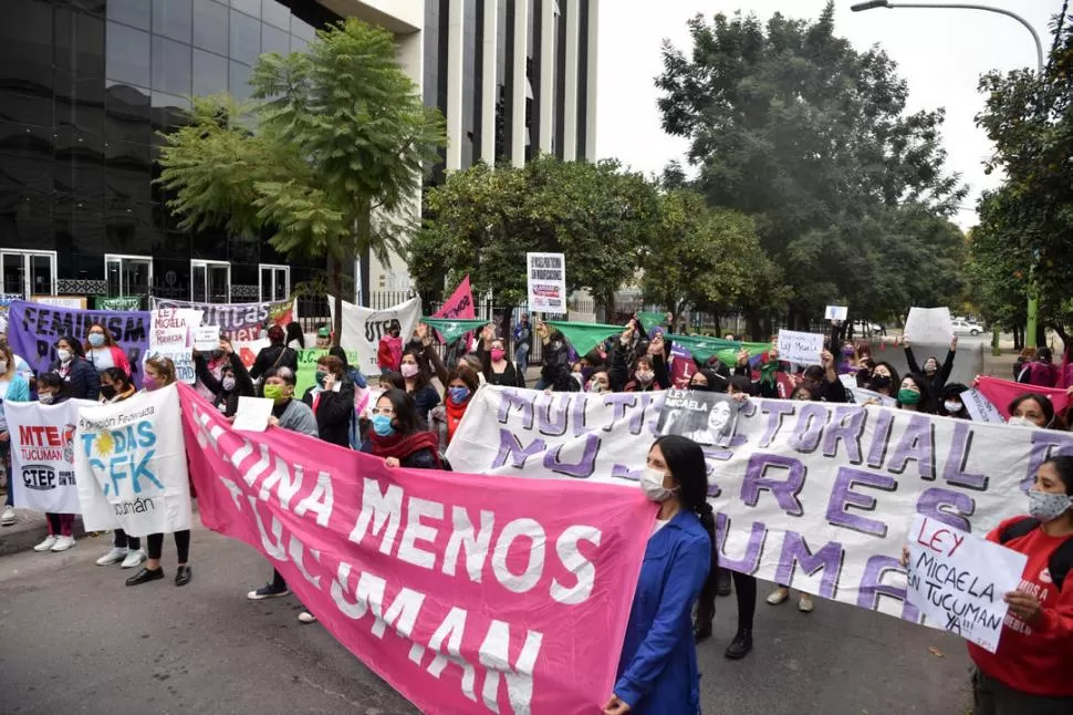 MOVILIZACIONES. Mientras avanzaba el debate, decenas de personas, en su mayoría mujeres, se expresaron a favor (foto) y en contra de la “Ley Micaela”. la gaceta / fotos de Inés Quinteros Orio