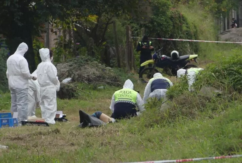 DURO TRABAJO. Los peritos trabajan en el lugar donde fue encontrado el cuerpo de la joven. No se descarta que el crimen se haya cometido en otro lugar. 