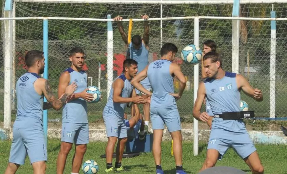 HACE TIEMPO. Más de dos meses pasaron de la última vez que todo el equipo practicó junto al aire libre. 