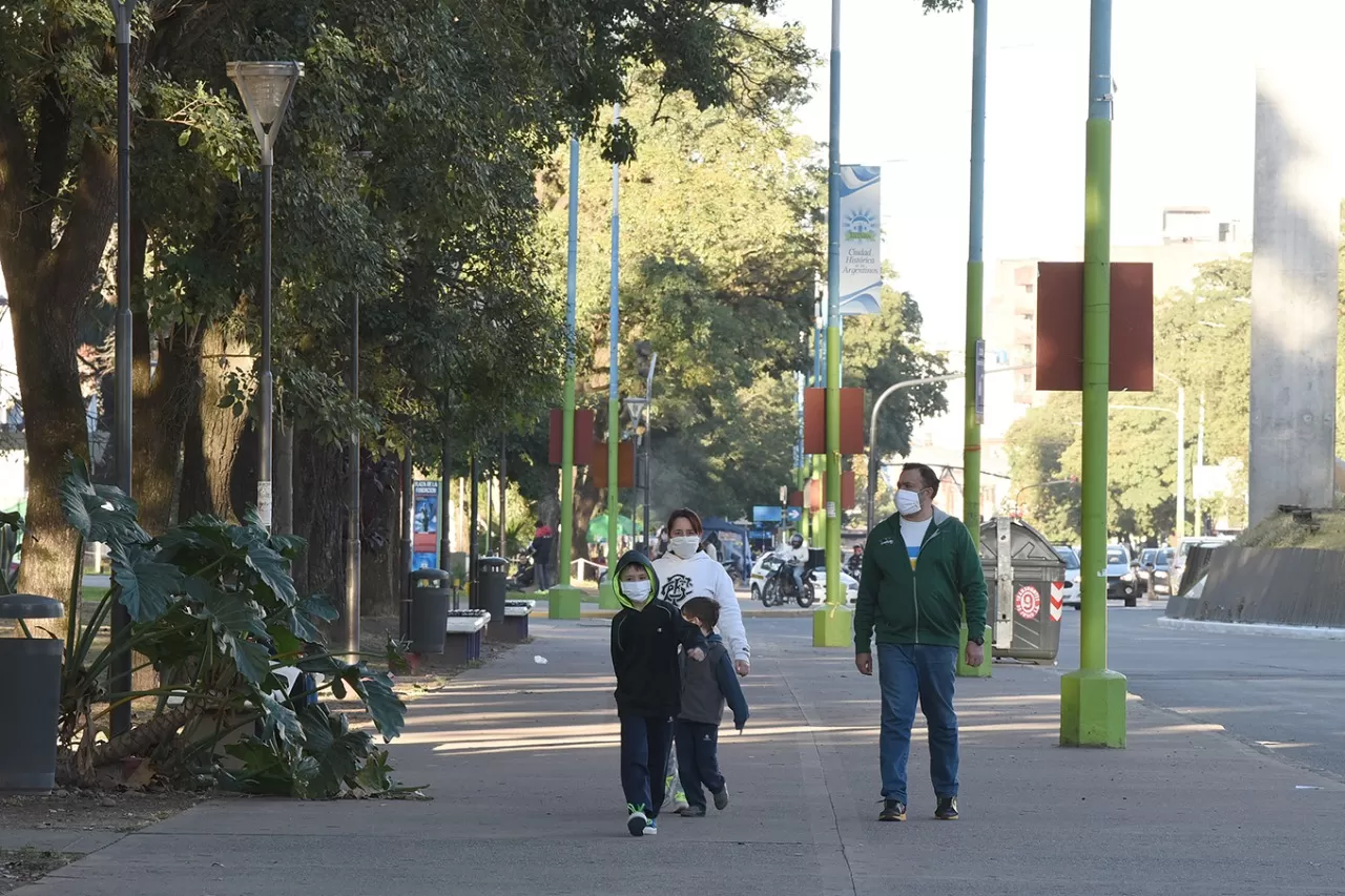 PASEO. Muchas familias salieron a disfrutar del domingo en el parque Avellaneda. LA GACETA/FOTO DE ANALÍA JARAMILLO