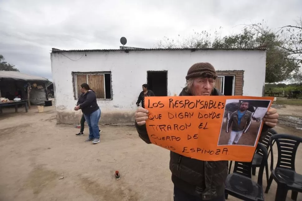 EL DOLOR DE TODO UN PUEBLO En la humilde vivienda de Eusebio Espinoza se reunieron los habitantes de Rodeo Grande. la gaceta / foto de Osvaldo Ripoll