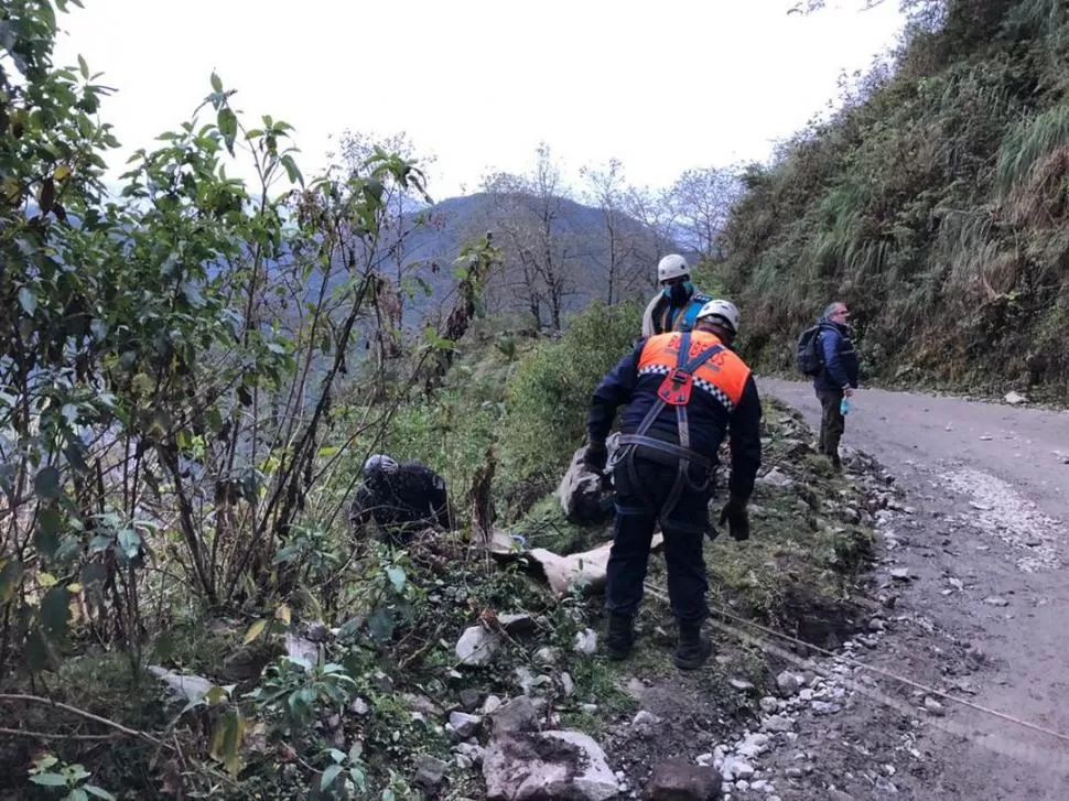 UNA ZONA MUY COMPLICADA. Un bombero y un integrante del Grupo Cero descienden por un precipicio. 