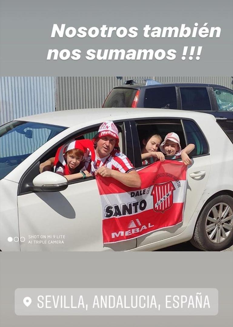 TONADA TUCUMANA. En Sevilla, una familia “santa” salió a recorrer las calles.