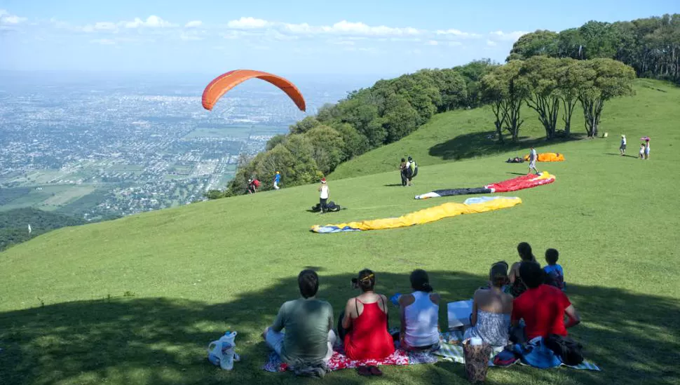 LOMA BOLA. Tucumanos disfrutan de los despegues en parapentes desde San Javier. LA GACETA