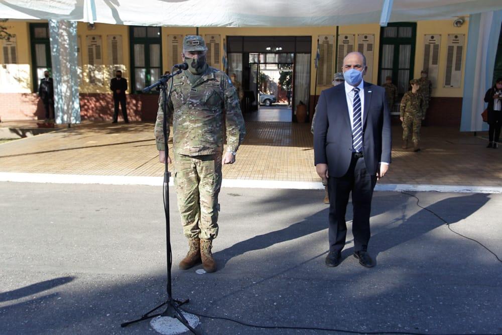 El gobernador Manzur en el acto de izamiento de la Enseña Nacional.