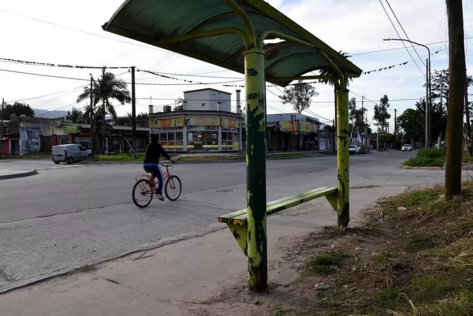 PARADAS VACÍAS. Durante las últimas dos semanas, los usuarios de ómnibus debieron utilizar otros medios de transporte para trasladarse.  la gaceta / Foto de José Nuno