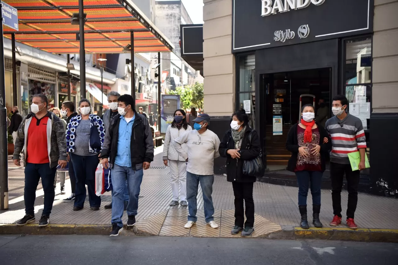 SONDEOS. Dos consultoras midieron la aprobación de los tucumanos de las medidas que se tomaron desde la Nación y desde la Provincia, para combatir la covid-19.