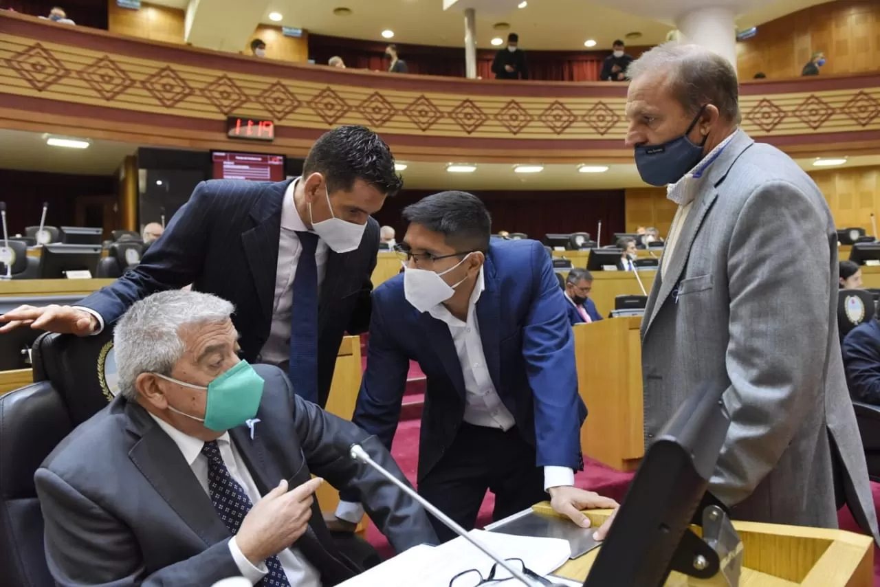 EN EL RECINTO. El manzurista Vargas Aignasse dialoga con los jaldistas Monteros y Cortalezzi; Roque Álvarez, jefe de bloque, los escucha. Foto: Prensa Legislatura.