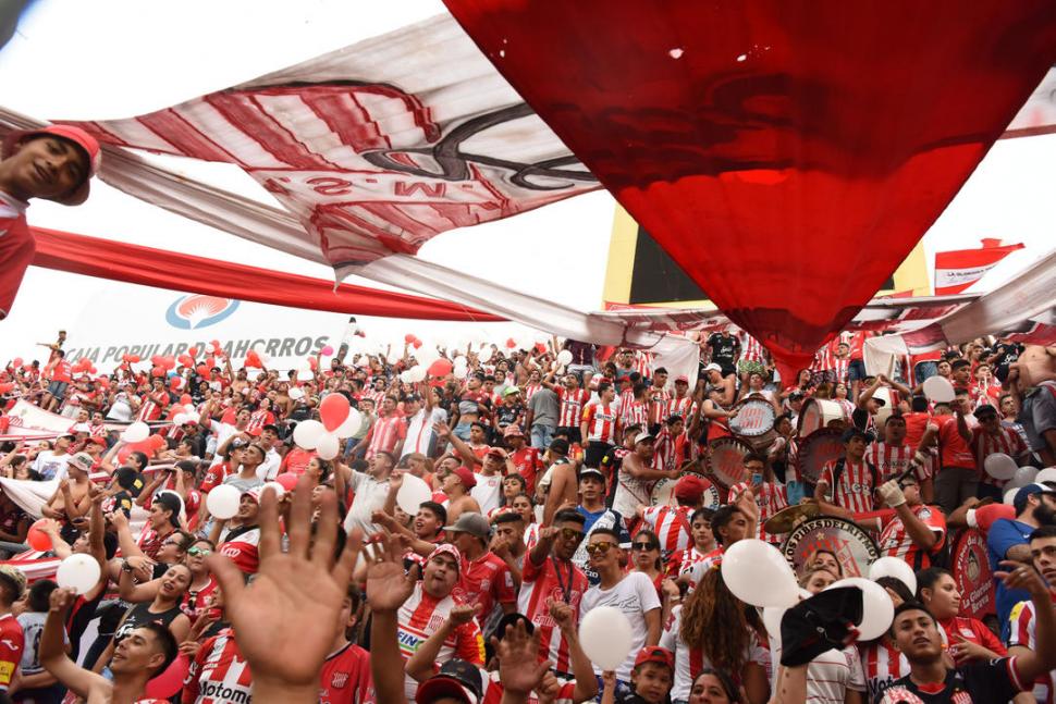 ACOMPAÑAN A LA DIRIGENCIA. Los hinchas en insisten que la CD debe ir a fondo. La caravana fue una muestra de apoyo.  