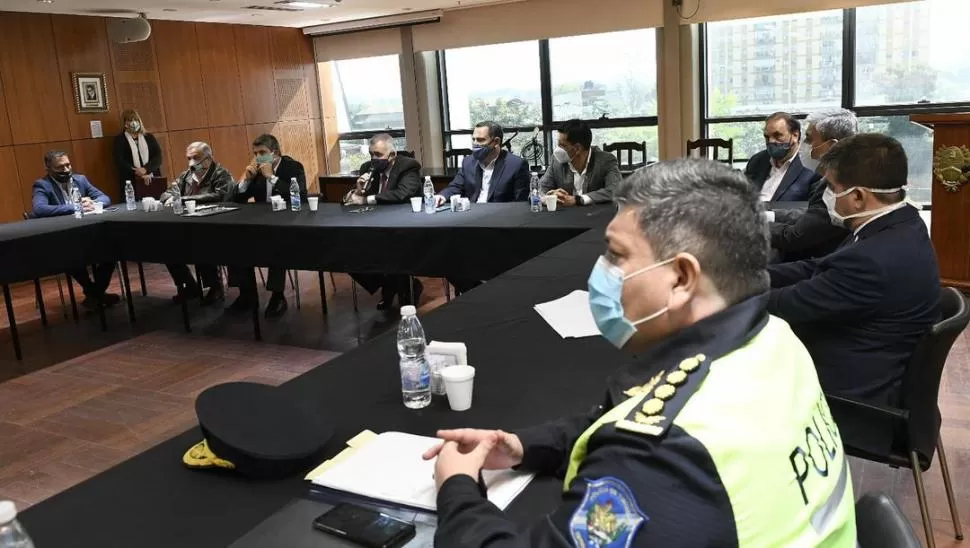 EXPOSICIÓN. El presidente de la Legislatura, Osvaldo Jaldo, presentó ayer al ministro Maley, en el inicio del encuentro. prensa legislatura