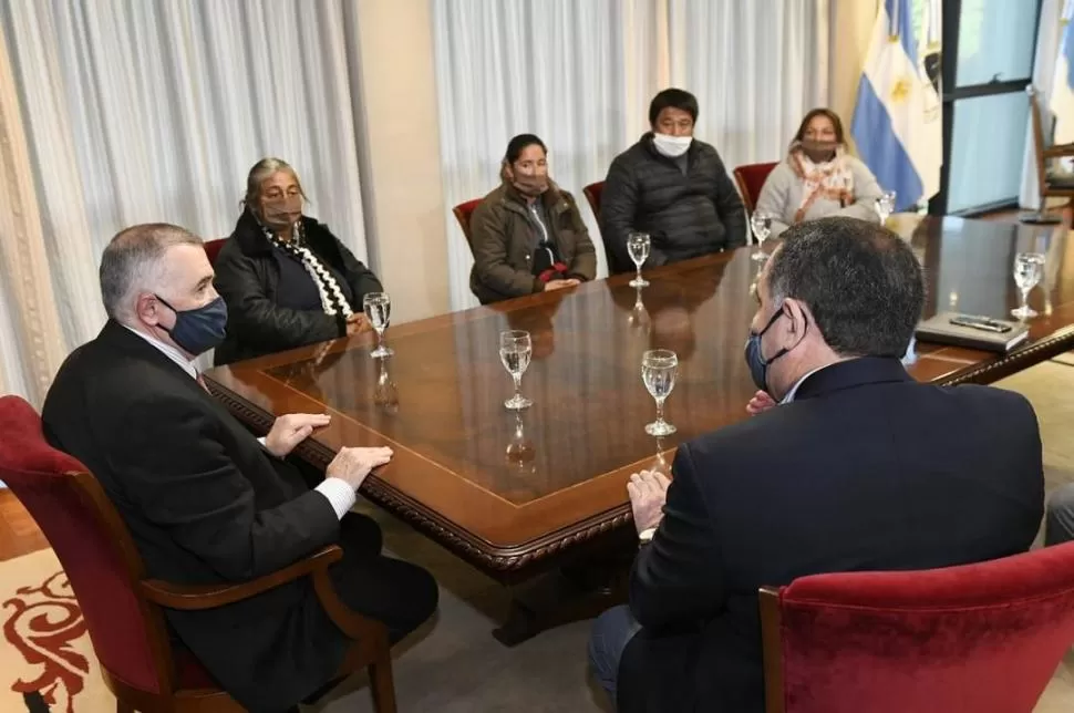 VISITA. Osvaldo Jaldo y Regino Amado recibieron ayer a la mañana a los familiares del trabajador rural. twitter osvaldo jaldo