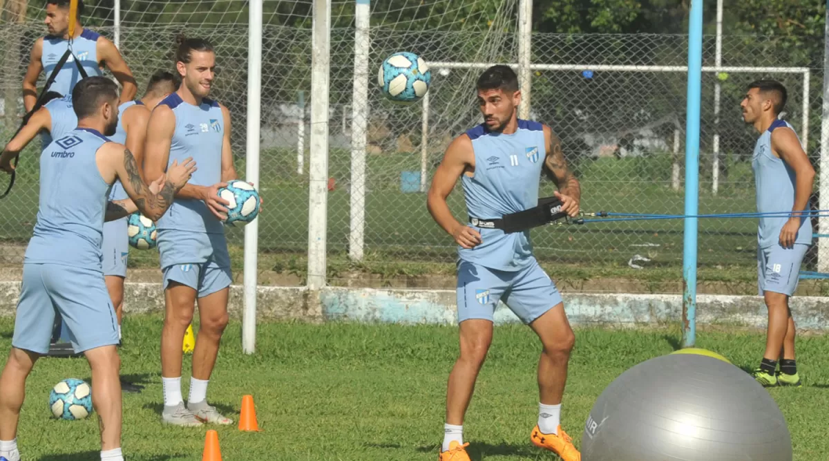 ¿VOLVERÁN A VERSE ASÍ? El plantel, durante un entrenamiento previo a la pandemia. Los jugadores pretenden volver de las vacaciones con al menos cierta normalidad.