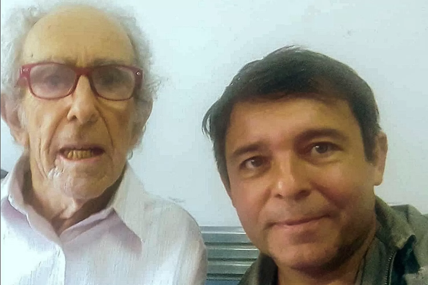 UNA DE SUS ÚLTIMAS FOTOS. En el geriátrico, junto a su biógrafo.