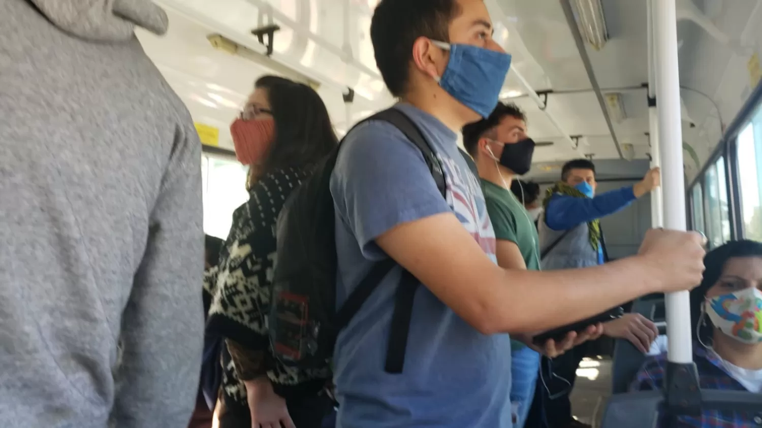 LLENO. En el colectivo hubo pasajeros sentados y parados, lo que va en contra del protocolo.