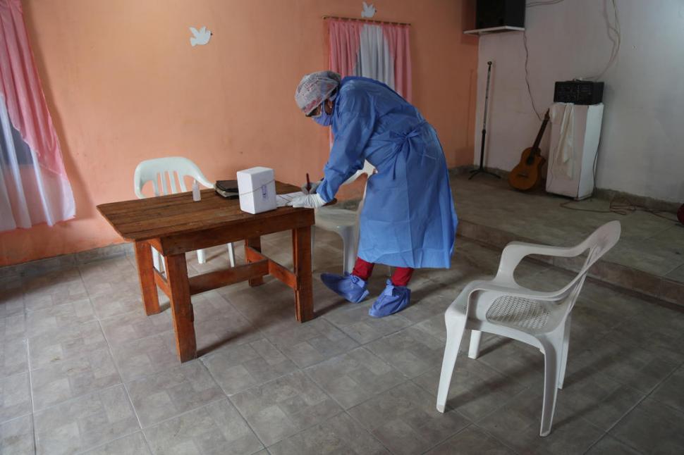 FICHA MÉDICA. La kinesióloga Paola Saavedra anota todos los datos.