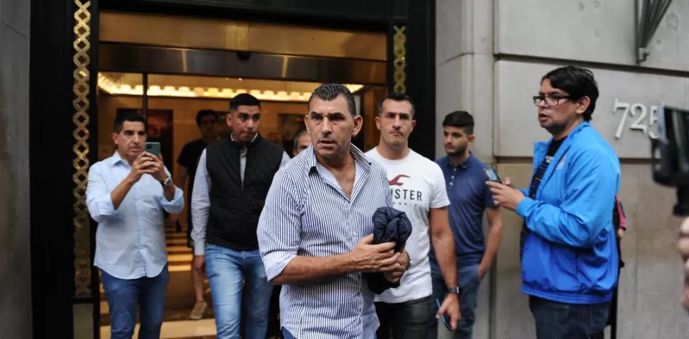 UNA POSTAL DE ESA TARDE. Mario Leito y el dirigente Martín García salen del hotel hacia el estadio de River, el 14 de marzo pasado. El partido sería suspendido.  