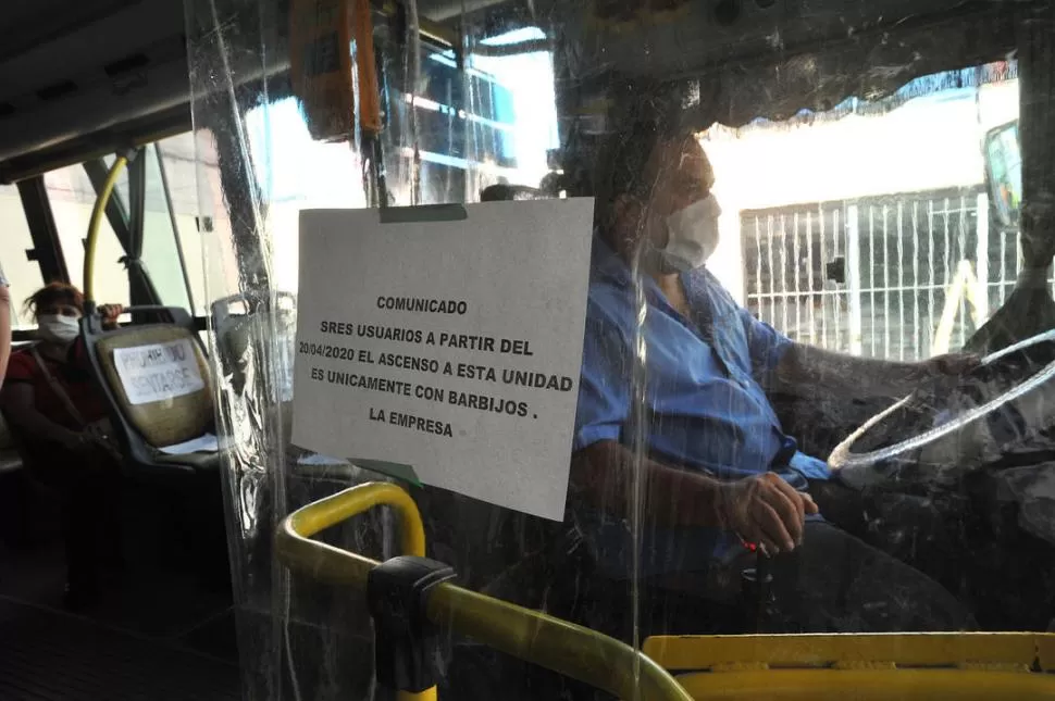 MEDIDAS DE BIOSEGURIDAD. El uso de barbijos es obligatorio para viajar en colectivo, para evitar las posibilidades de contagio de coronavirus. la gaceta / foto de antonio ferroni