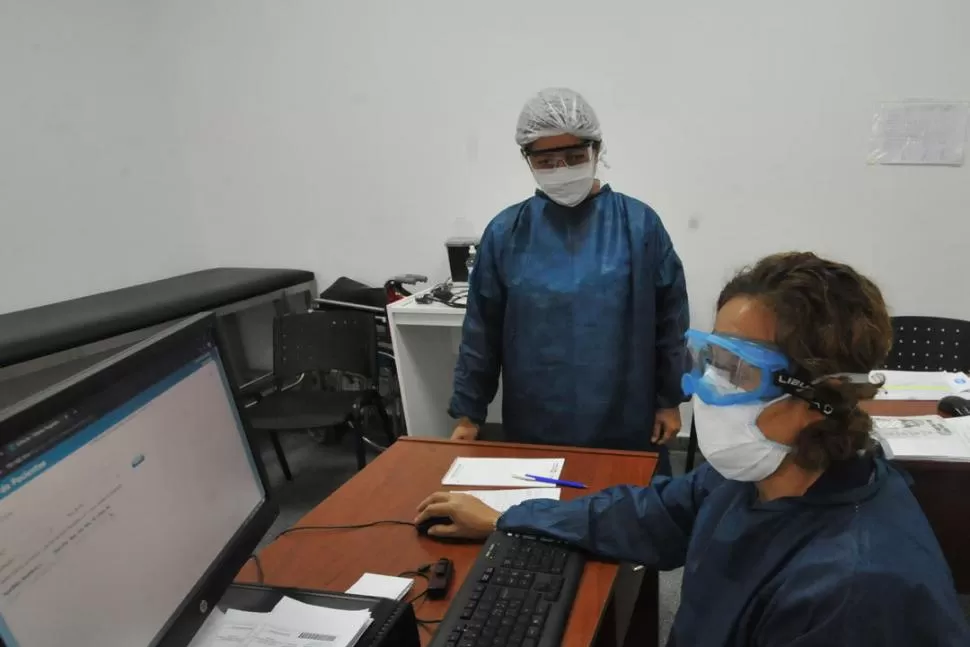 HISOPADOS. El personal de la salud es sometido a controles para establecer si hay circulación viral. la gaceta / foto de antonio ferroni 