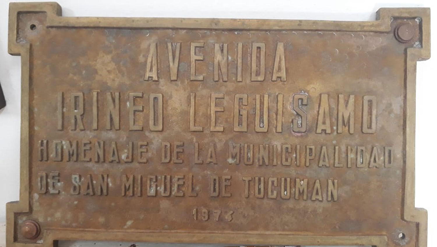 GRAN ATRACCIÓN.  La placa de la avenida que lleva su nombre.