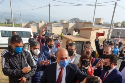 En un acto de Manzur en San Andrés no se respetó la distancia entre las personas