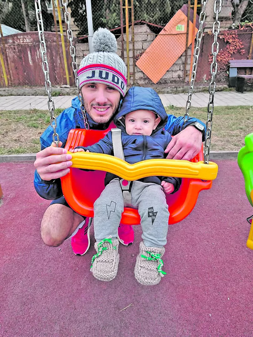 SIEMPRE FELIZ. Lucenti junto con Camilo, que celebró su primer cumpleaños fuera del país. En los juegos de la plaza goza todo el tiempo.