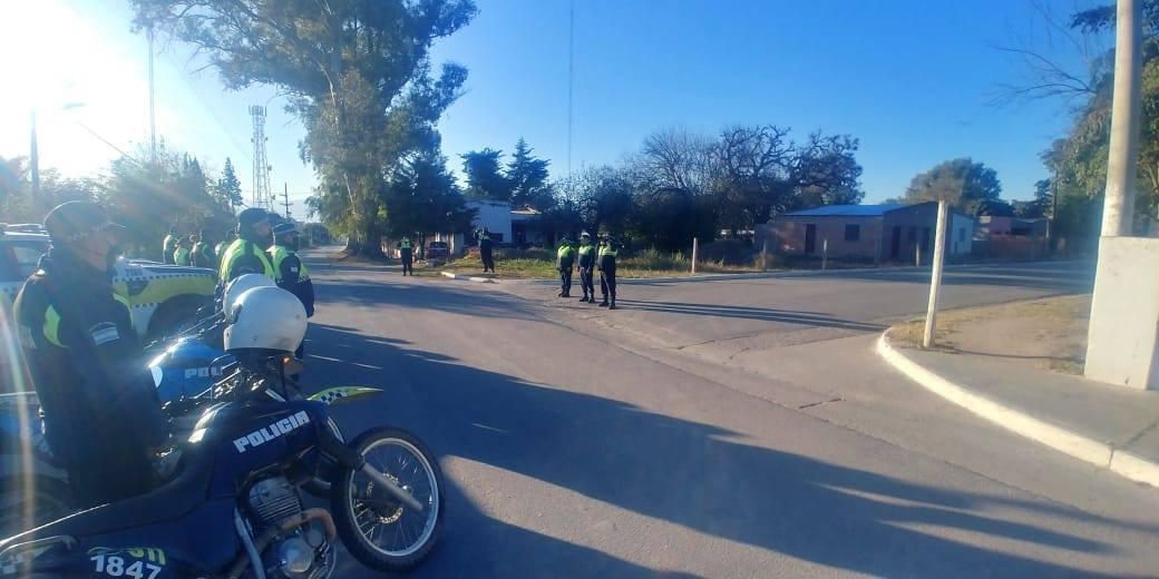 Controles en la puerta de acceso al pueblo