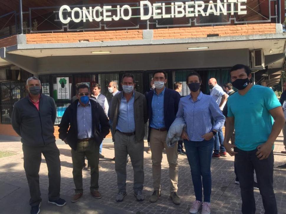 EN YERBA BUENA. Integrantes del Jockey Club, luego de una reunión con ediles.