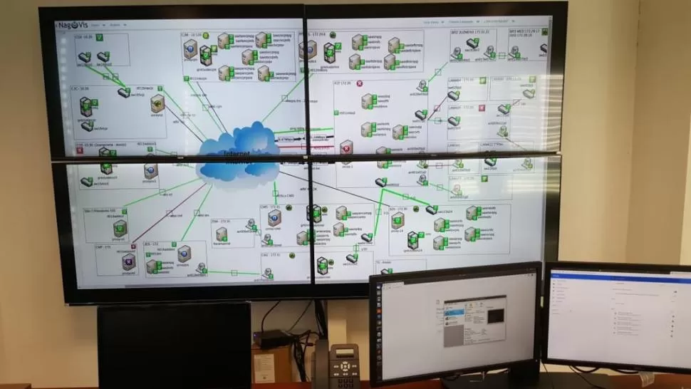 TIEMPO REAL. En el quinto piso del edificio anexo de Tribunales, en 9 de Julio 451, se despliega un mapa de la red informática de cada edificio judicial. la gaceta / fotos de alvaro aurane 