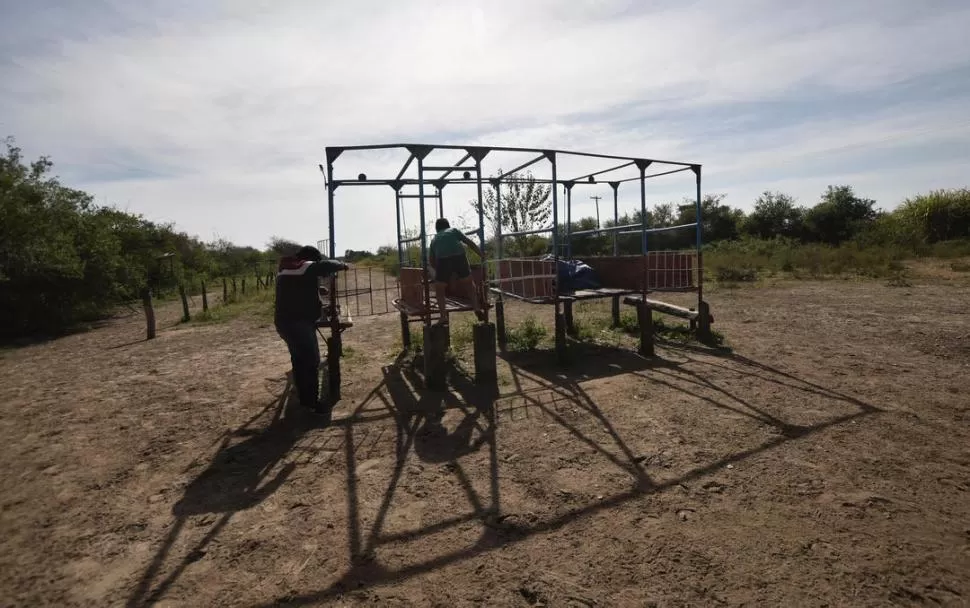 UN LUGAR DE ENCUENTRO. En el fondo de su casa de la localidad de Palomino, “Pequelo” tiene una pista donde se desarrollan carreras cuadreras. la gaceta / fotos de Osvaldo Ripoll