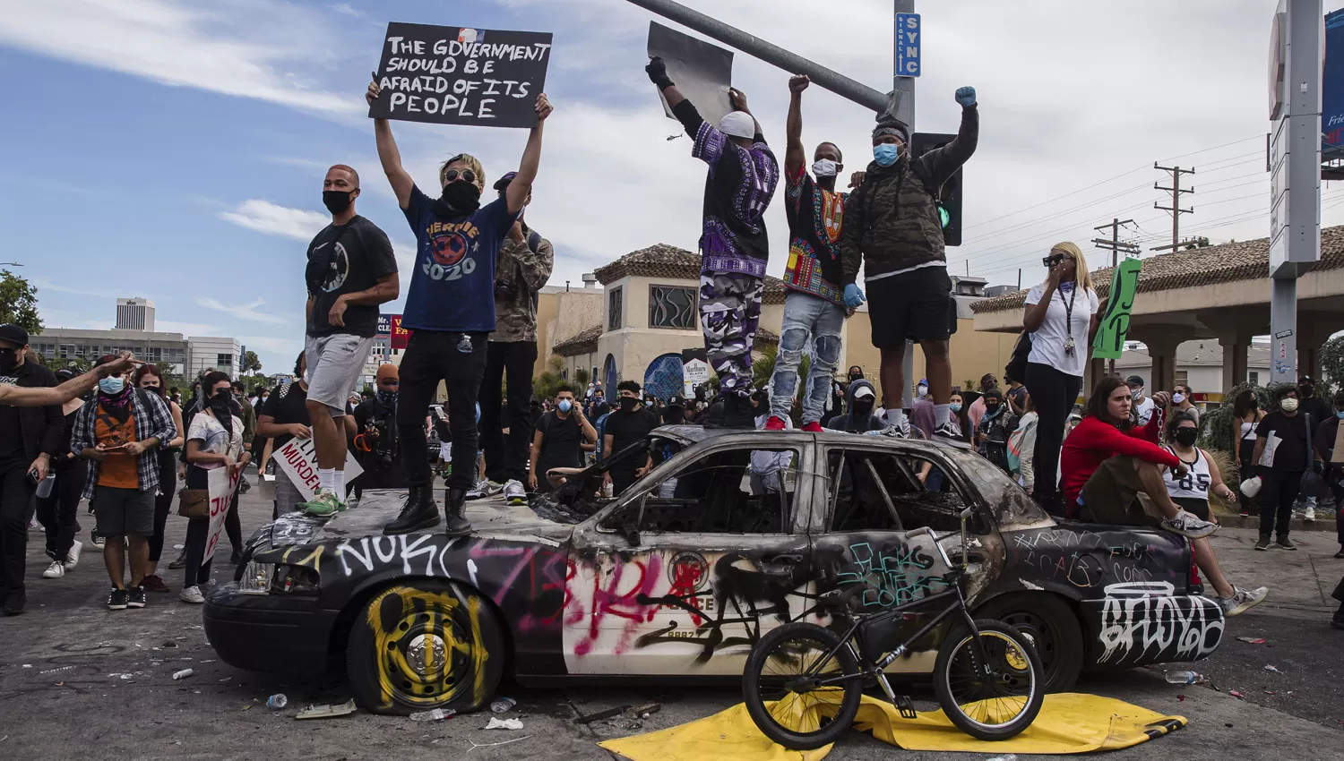 EN LLAMAS. Los manifestantes quemaron autos de la Policía y atacaron zonas comerciales.